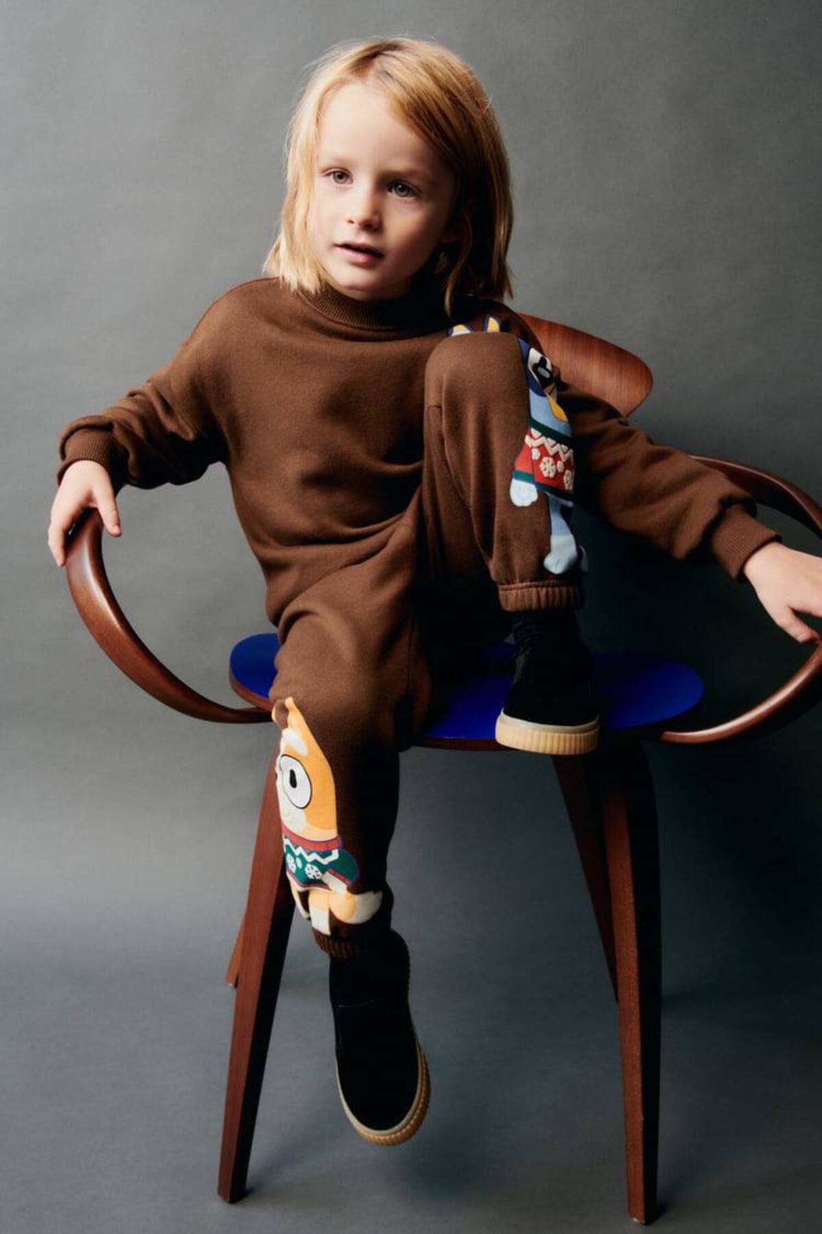 Unisex çocuklar için kahverengi bluey desenli şardonlu bisiklet yaka sweatshirt ve jogger pantolon - Limonlu Pamuk