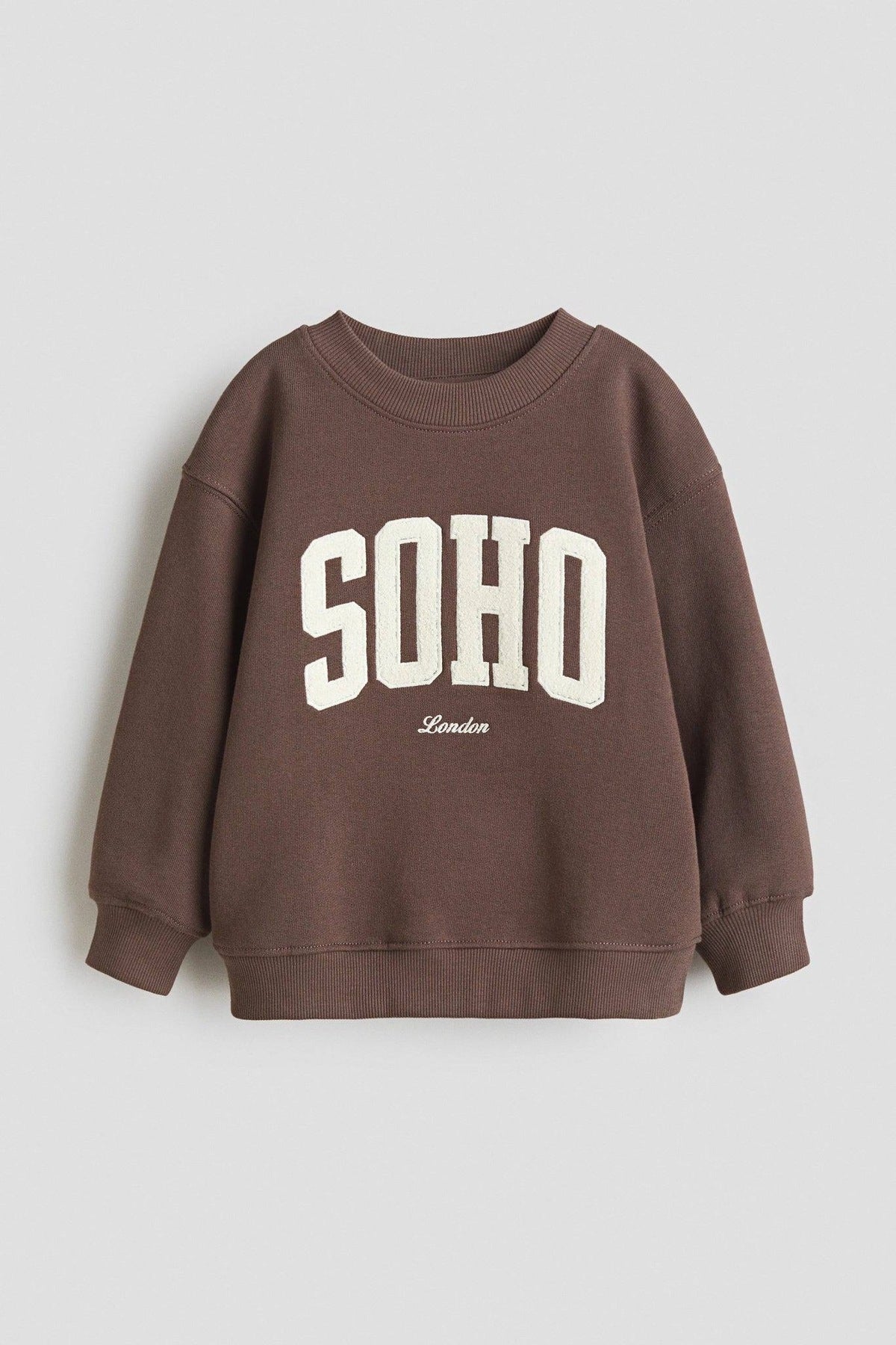 Erkek çocuklar için bisiklet yaka kahverengi sloganlı sweatshirt ve bej pantolon suzene takım - Limonlu Pamuk
