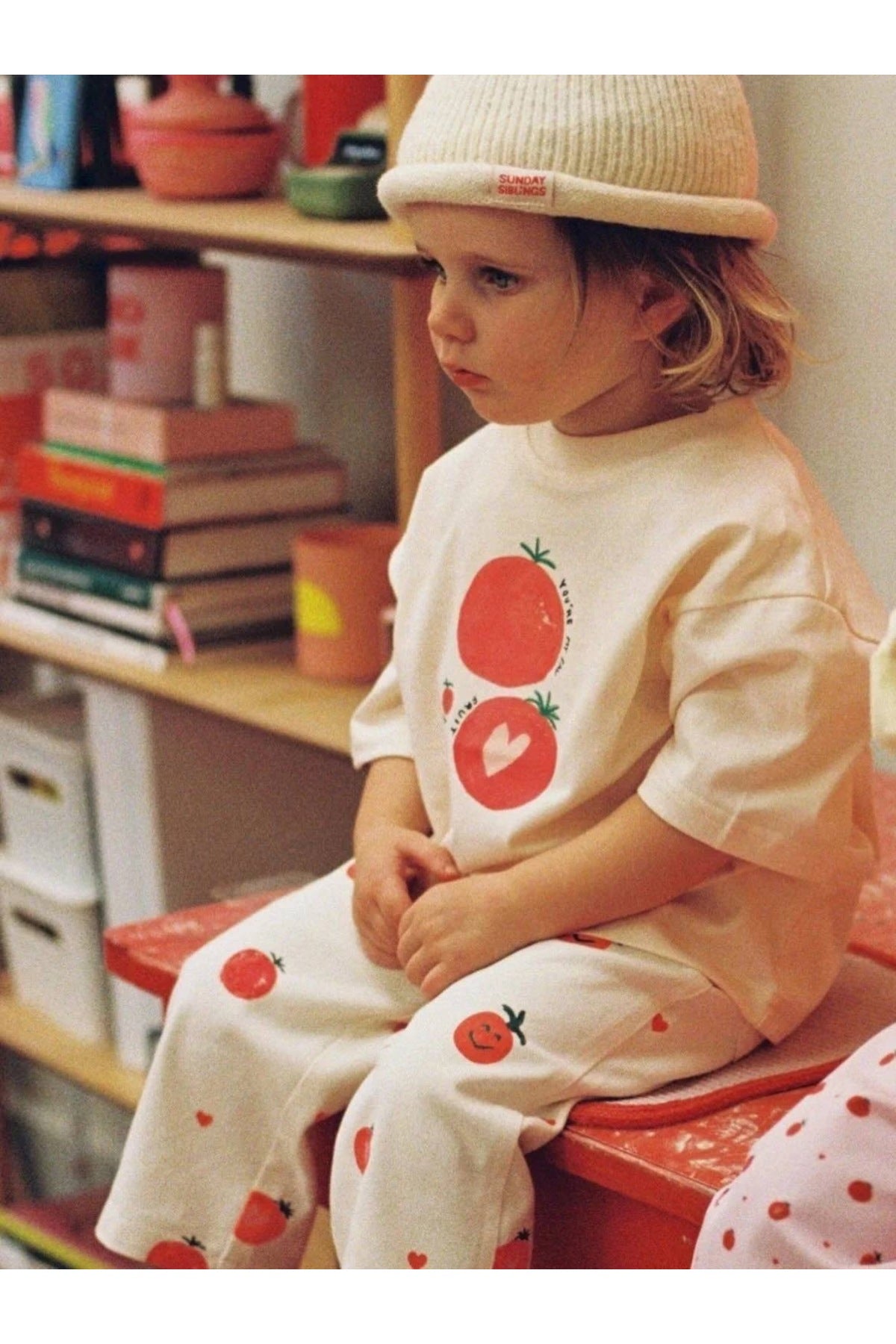 Unisex çocuklar için bisiklet yaka pamuklu domates baskılı t-shirt ve pantolon-krem rengi - Limonlu Pamuk