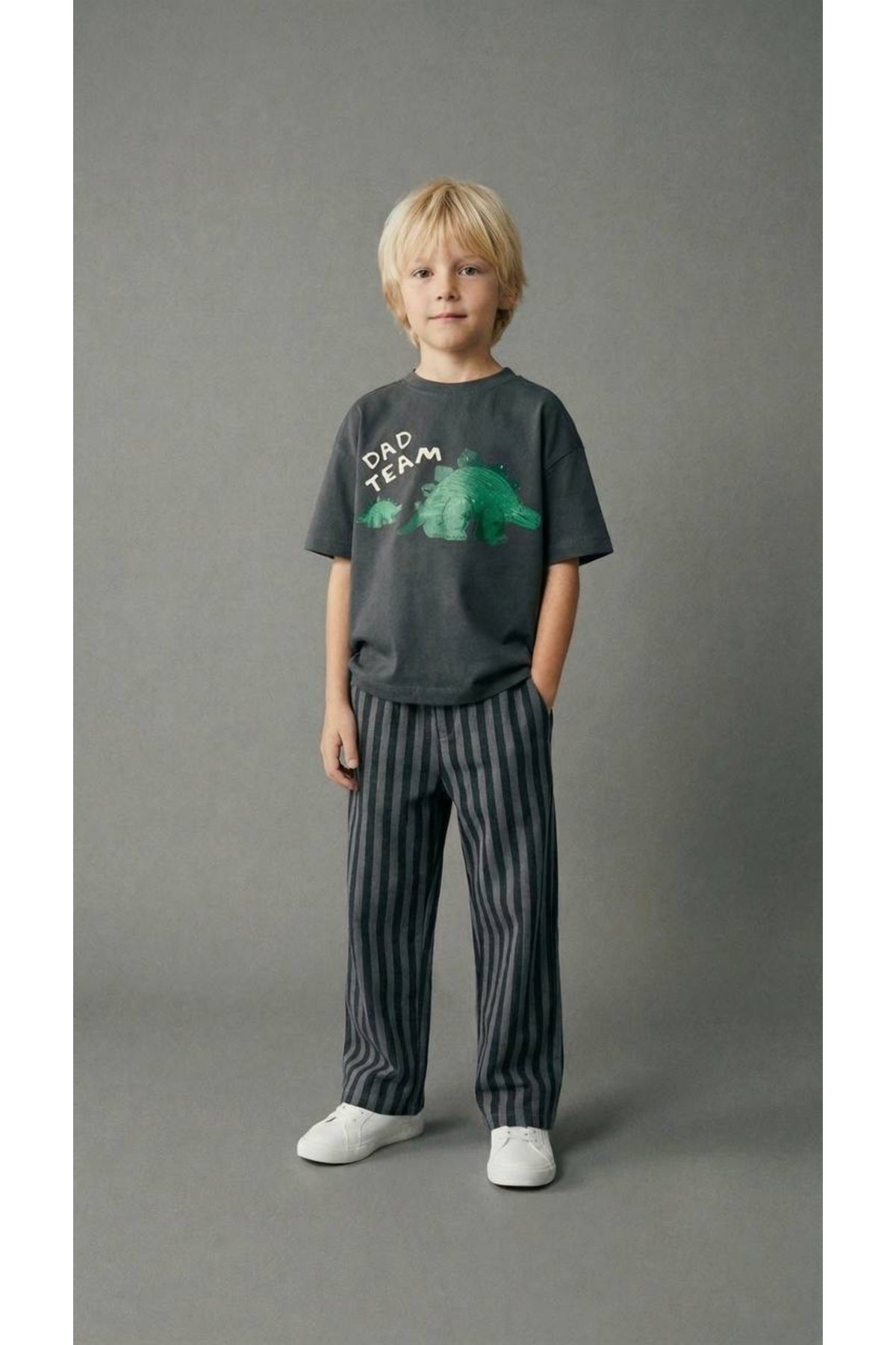 Unisex çocuklar için siyah kısa kollu dinozor desenli t-shirt ve çizgili pantolon takım - Limonlu Pamuk