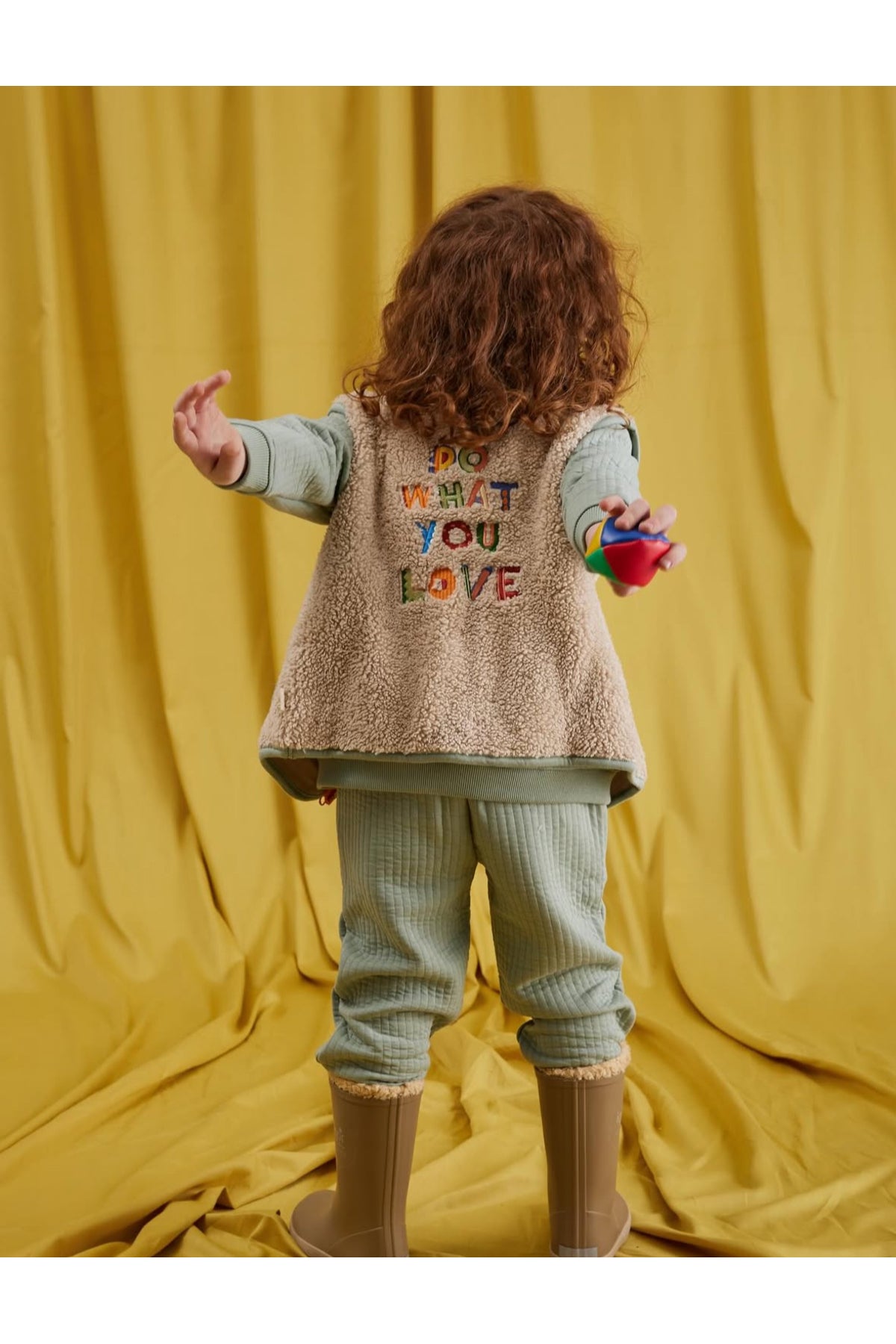 Unisex çocuklar için slogan nakışlı peluş yelek- bej rengi - Limonlu Pamuk