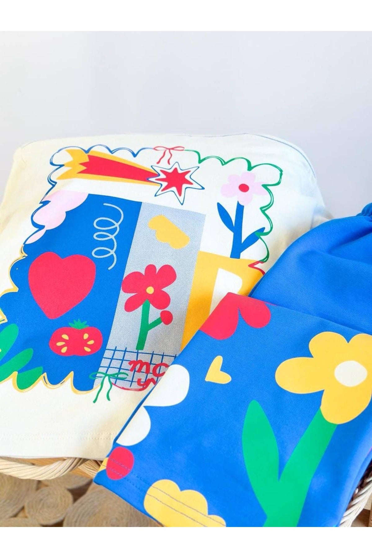 Kız çocuklar için bisiklet yaka baskılı t-shirt ve mavi pantolon takım - Limonlu Pamuk