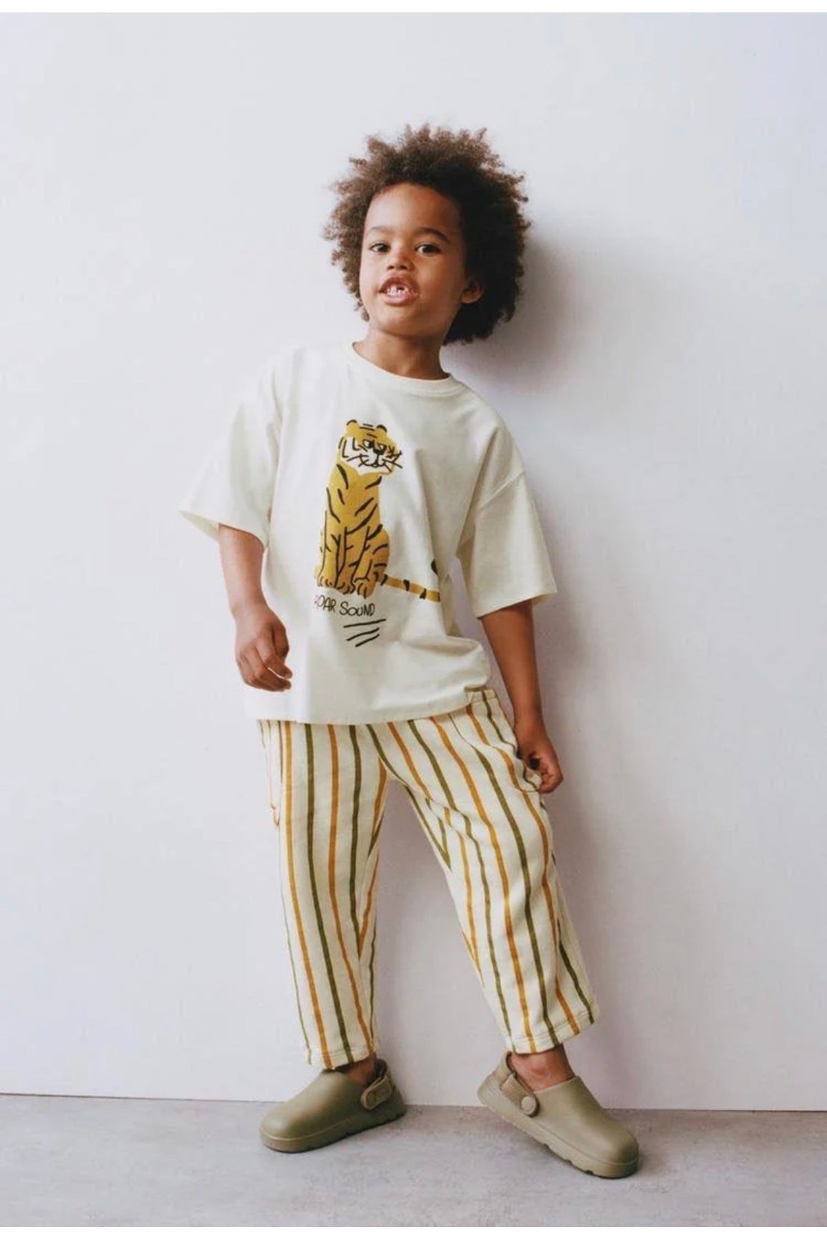 Erkek çocuklar için bisiklet yaka tiger baskılı t-shirt ve çizgili pantolon takım - Limonlu Pamuk