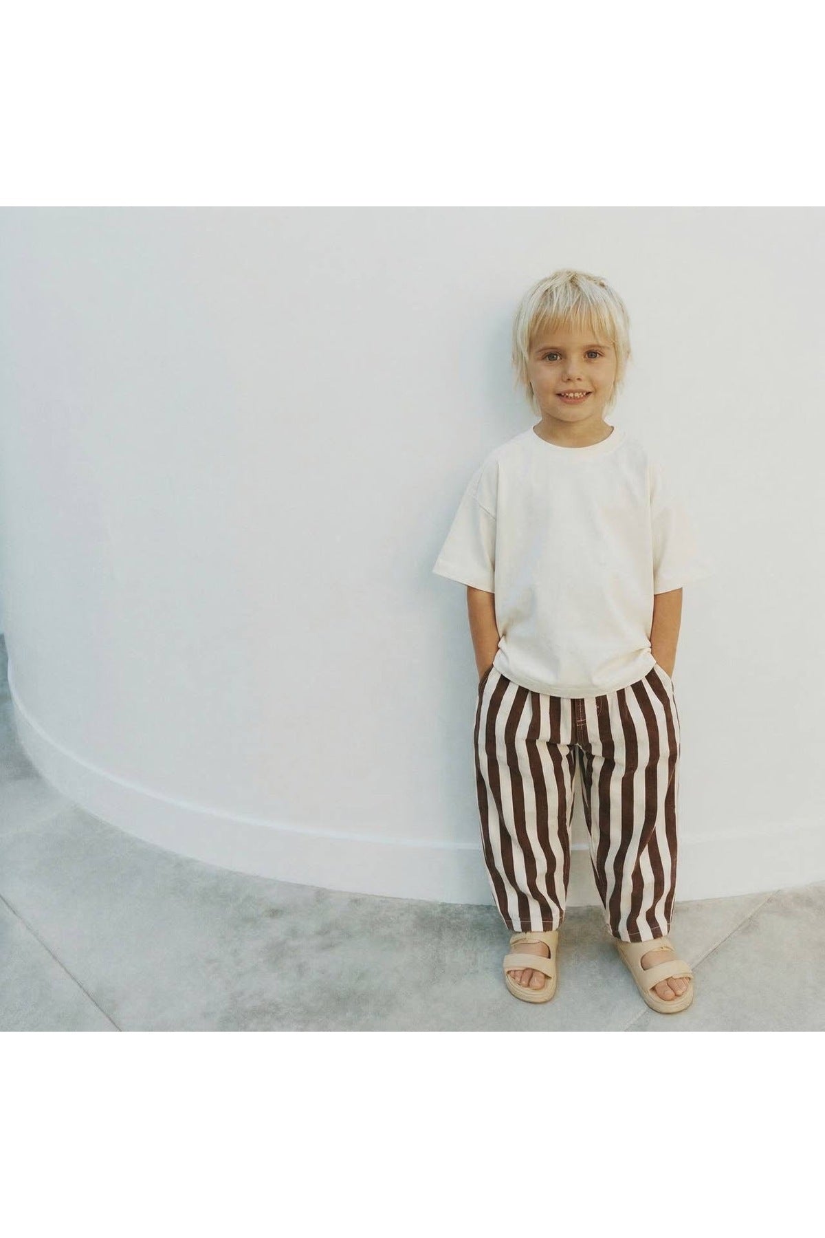 Unisex çocuklar için pamuklu oversize beyaz t-shirt ve çizgili pantolon takım - Limonlu Pamuk
